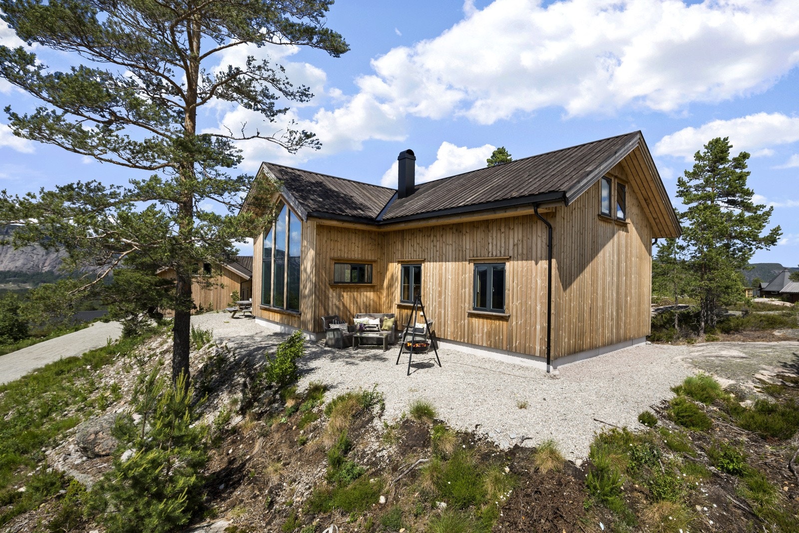 På sommerstid byr området på flott turterreng, sykkelløyper og fiskevann. Galleribilde