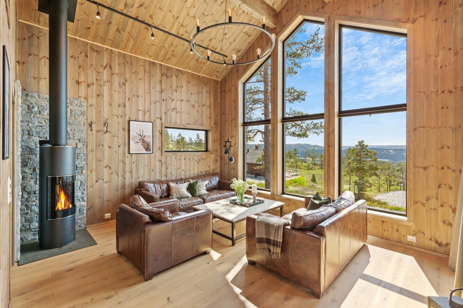 Det er varmekabler i gulvet og dør fra stue til uteområde Galleribilde