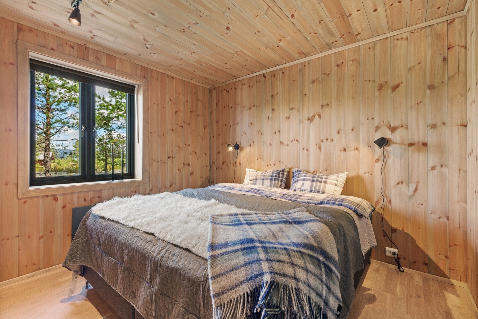 Hytta har totalt 5 soverom - tre i hovedetasjen og to i loftsetasjen Galleribilde