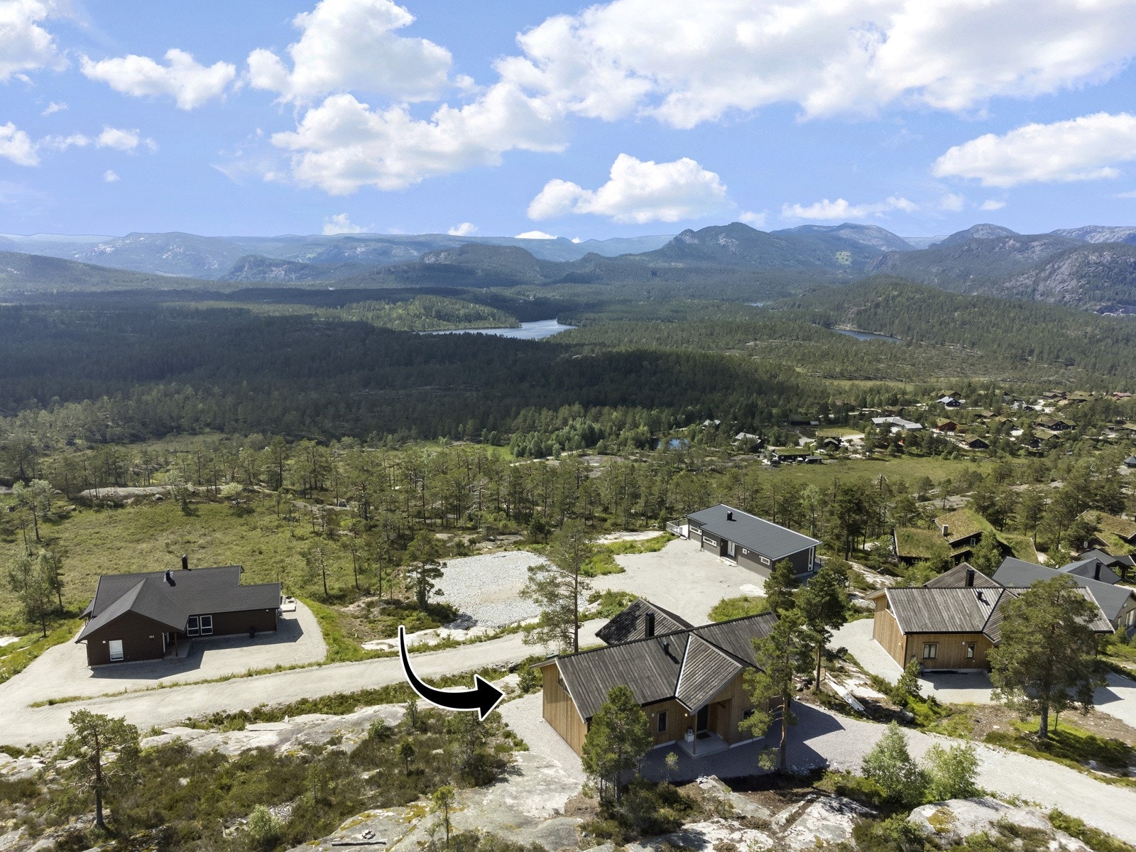 I Nissedal kommune og i nabokommunen Drangedal er det mange toppturer, blant annet til Skuggenatten, Langfjell og Grønnlifjell. Galleribilde
