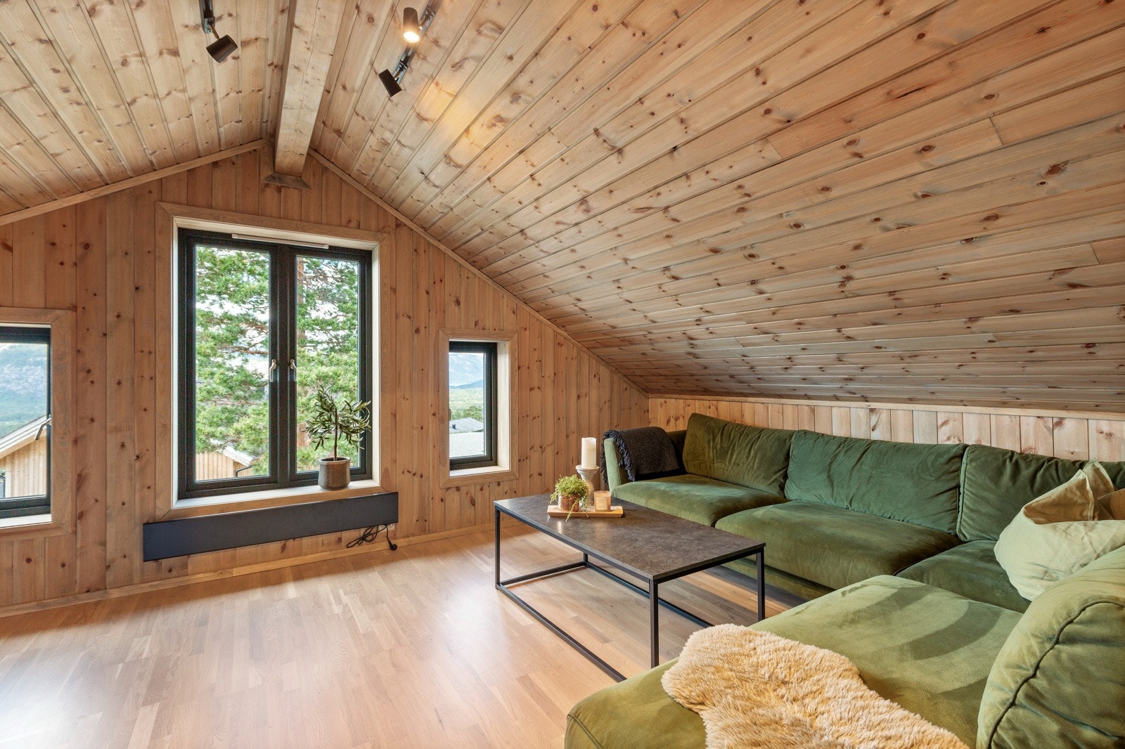 TV-stue i loftsetasjen Galleribilde