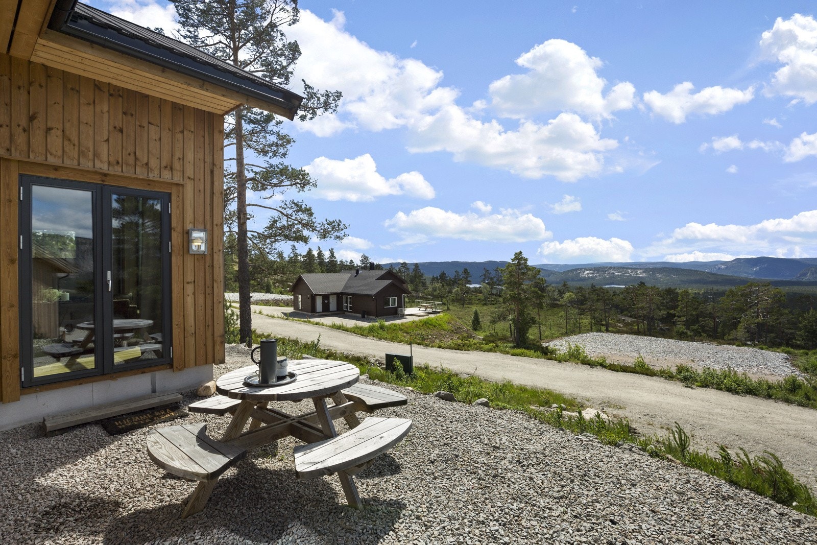Fra hytta er det ca. 14 km til Gautefall hvor det blant annet er alpinanlegg, oppkjørte langrennsløyper, lysløype på Gautefall Biathlon, afterski og Gautefall Ski Lodge. Galleribilde