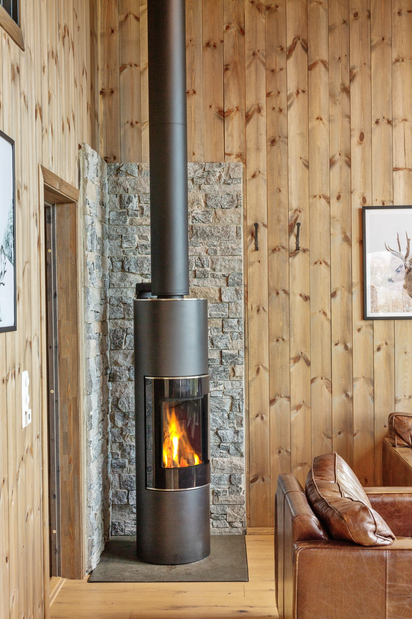 Det er satt inn en fin vedovn i stua Galleribilde