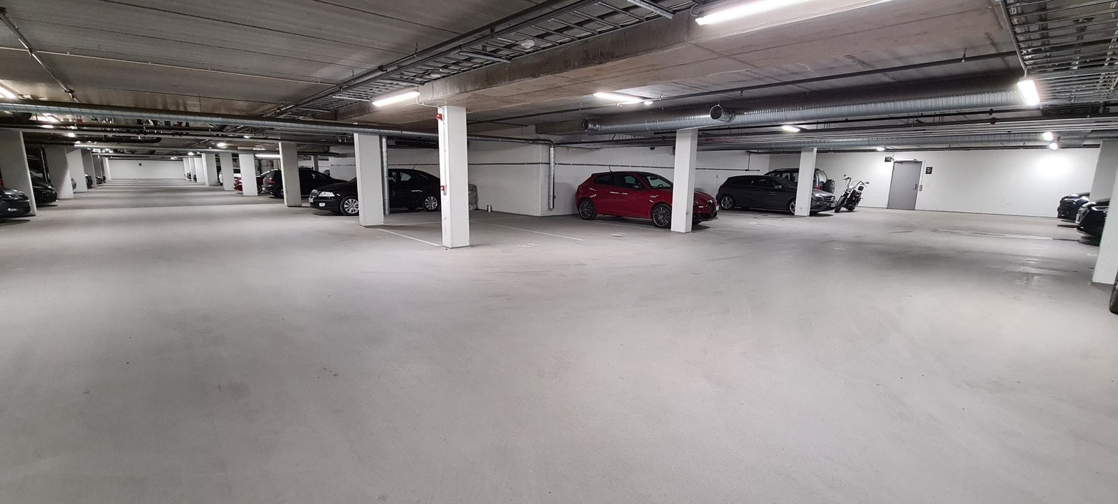 Garasjeplass med tørr og oppvarmet miljø. Galleribilde