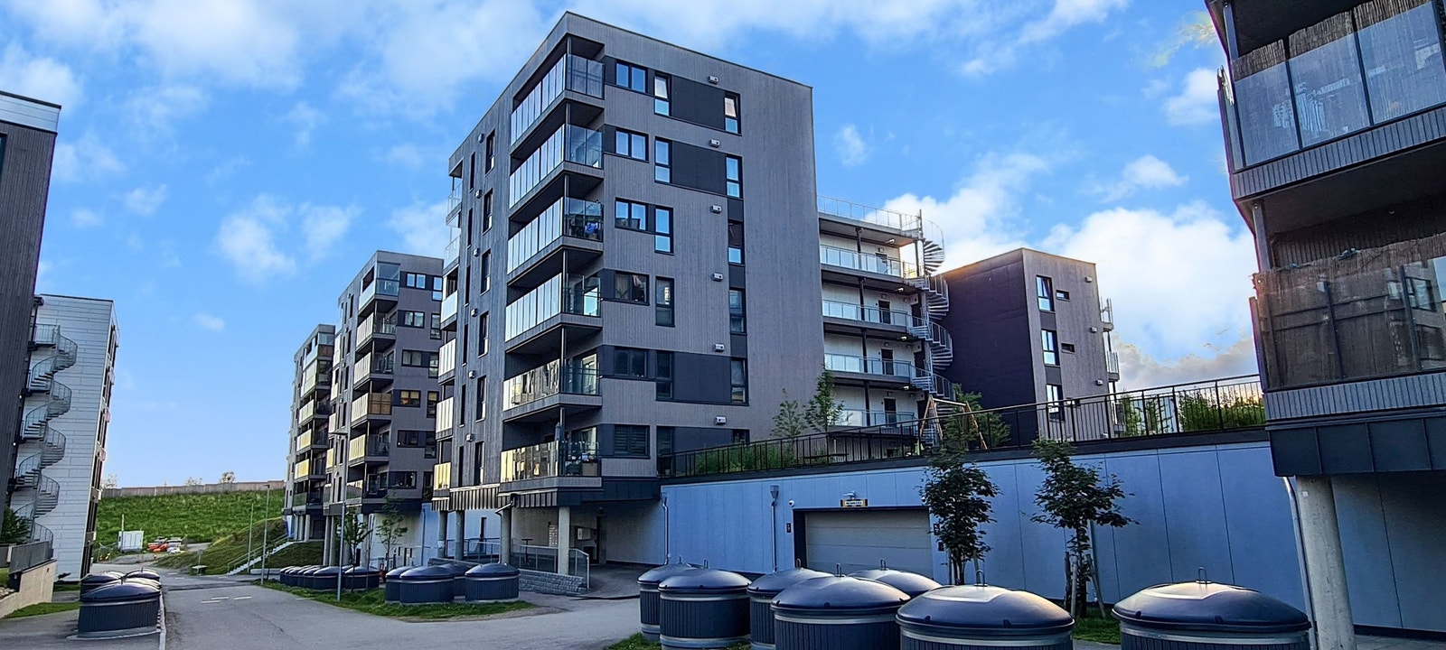 Moderne bygg med høy standard og direkte inngang til garasjeplass fra gateplan. Galleribilde