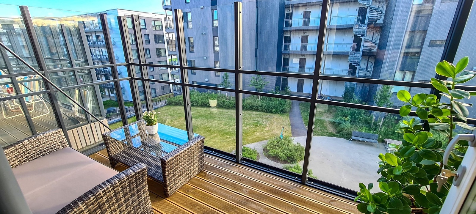 Balkong med flott solforhold og fin utsikt mot fellesområdet. Galleribilde