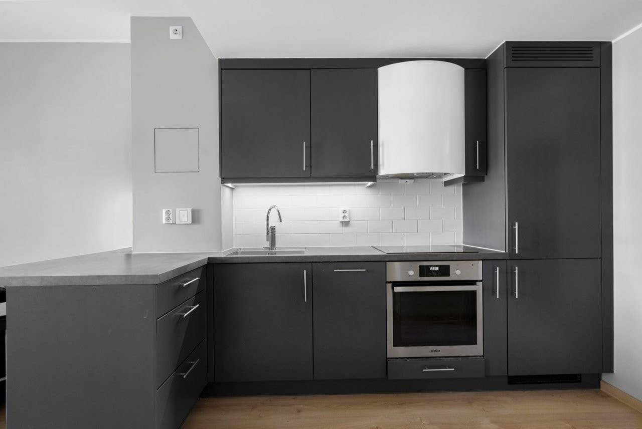 Åpen kjøkkenløsning skaper god flyt mellom kjøkken og oppholdsrom. Galleribilde