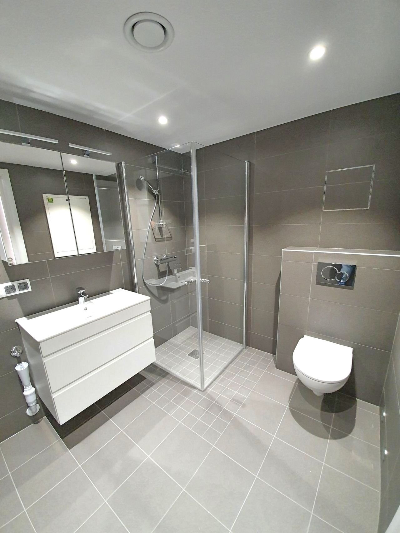 Stort og flott baderom med opplegg for vaskemaskin. Galleribilde