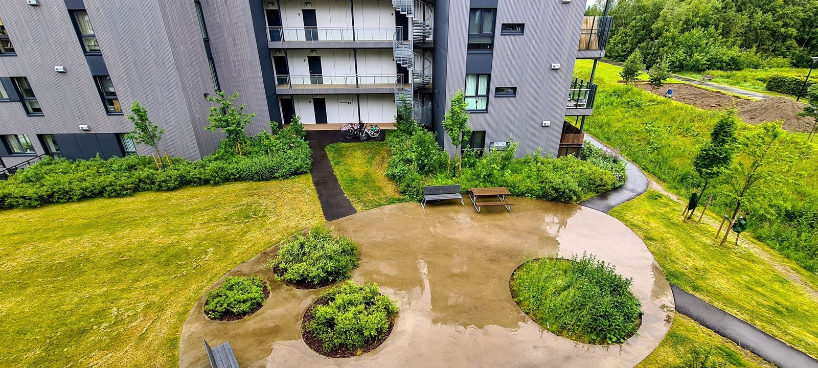 Romslige fellesarealer og god avstand mellom byggene i nabolaget. Galleribilde