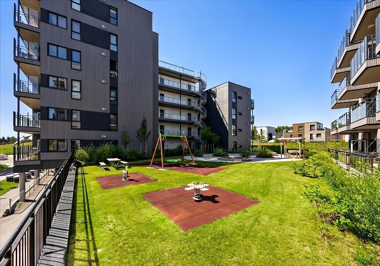 Fellesareal med hyggelig lekeplass for barn. Galleribilde