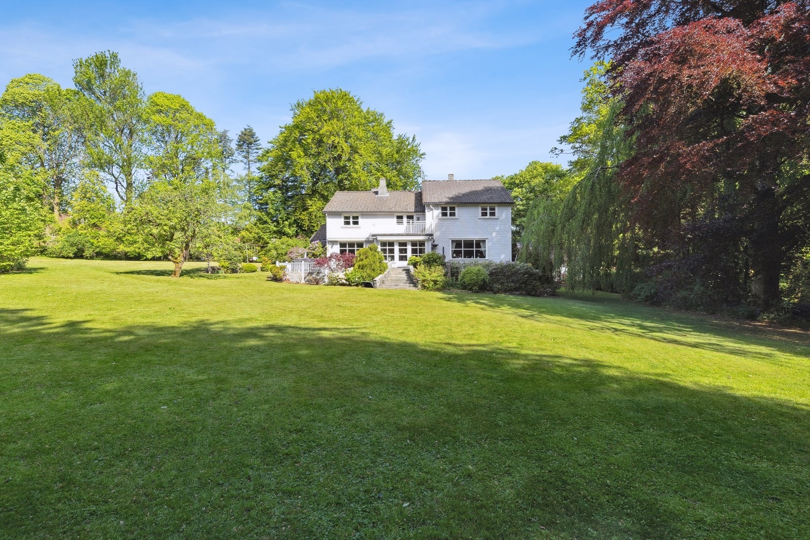 Eiendommen grenser direkte til vakre Sandvedparken og har en solrik og skjermet tomt med nydelig beplantning og romslige uteområder. Her får du en grønn og idyllisk ramme rundt hverdagen, samtidig som du bor sentralt og familievennlig. Galleribilde