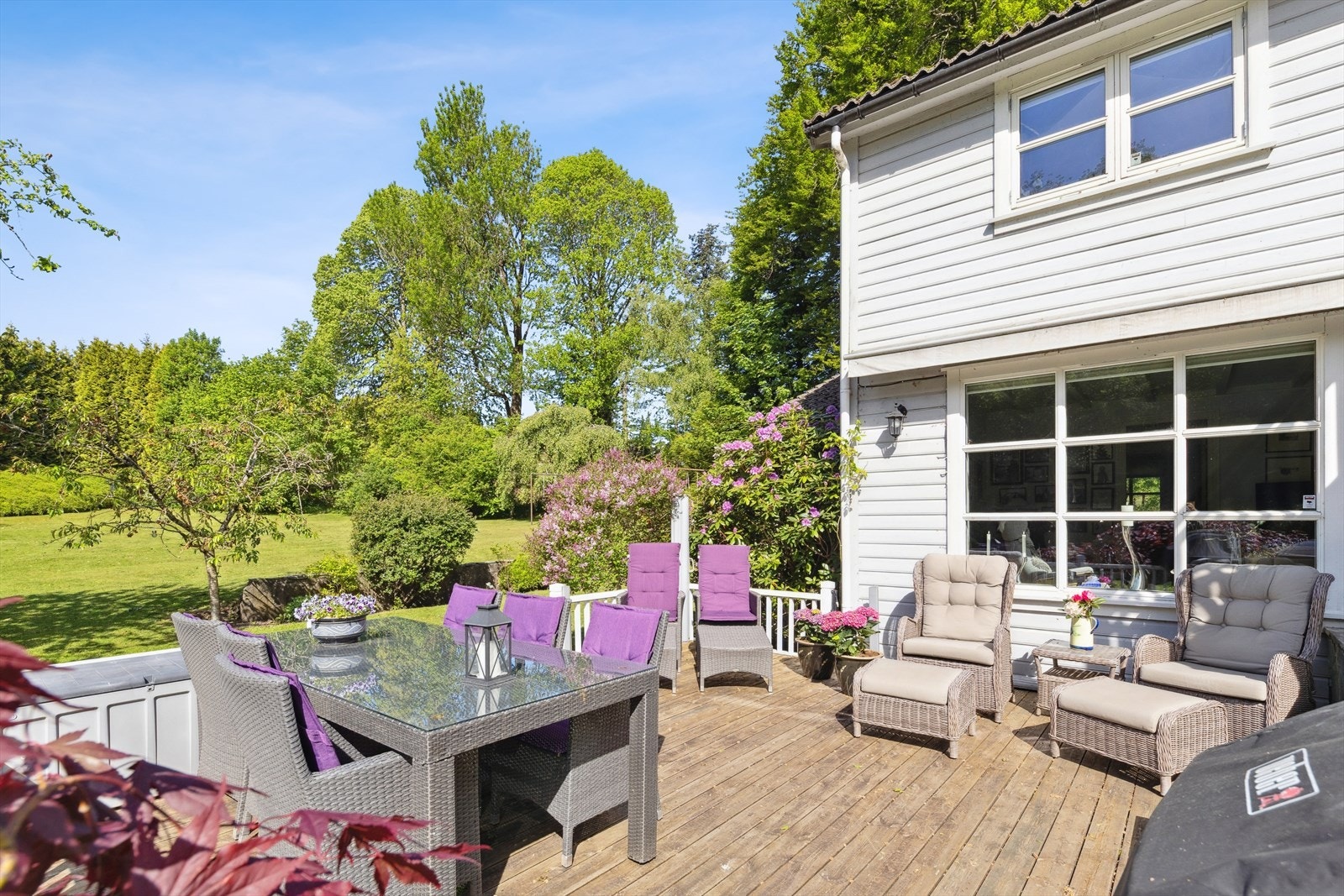 Her er det god plass til både spisegruppe, diverse utemøbler og grill - et naturlig samlingspunkt for både familie og gjester. De vakre omgivelsene og nærheten til Sandvedparken forsterker følelsen av å bo midt i naturen, selv om du er sentralt plassert. Galleribilde