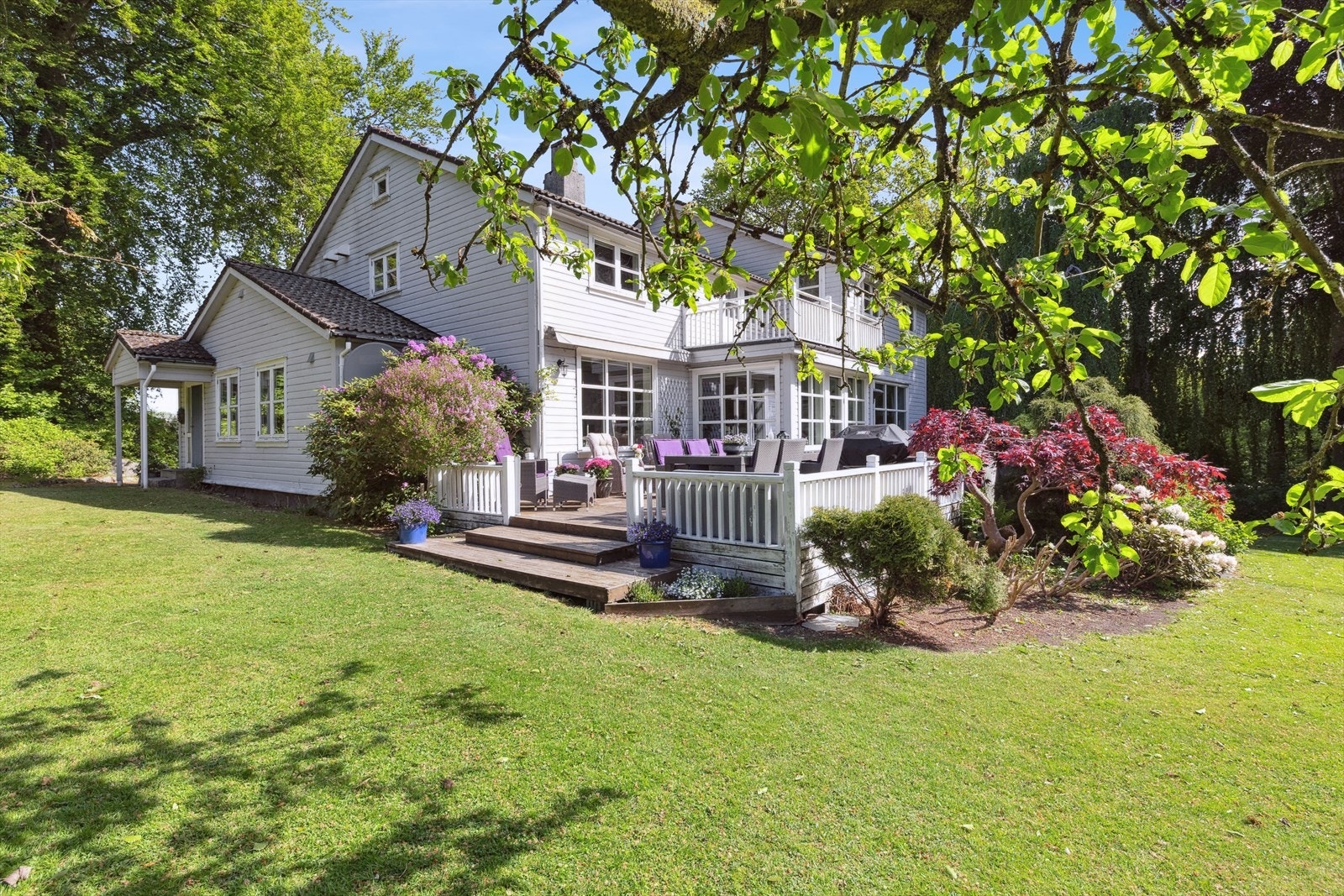 Velkommen til Samuel J. Sandveds vei 10 - en flott enebolig med ettertraktet beliggenhet og et fantastisk uteområde som virkelig må oppleves! Galleribilde