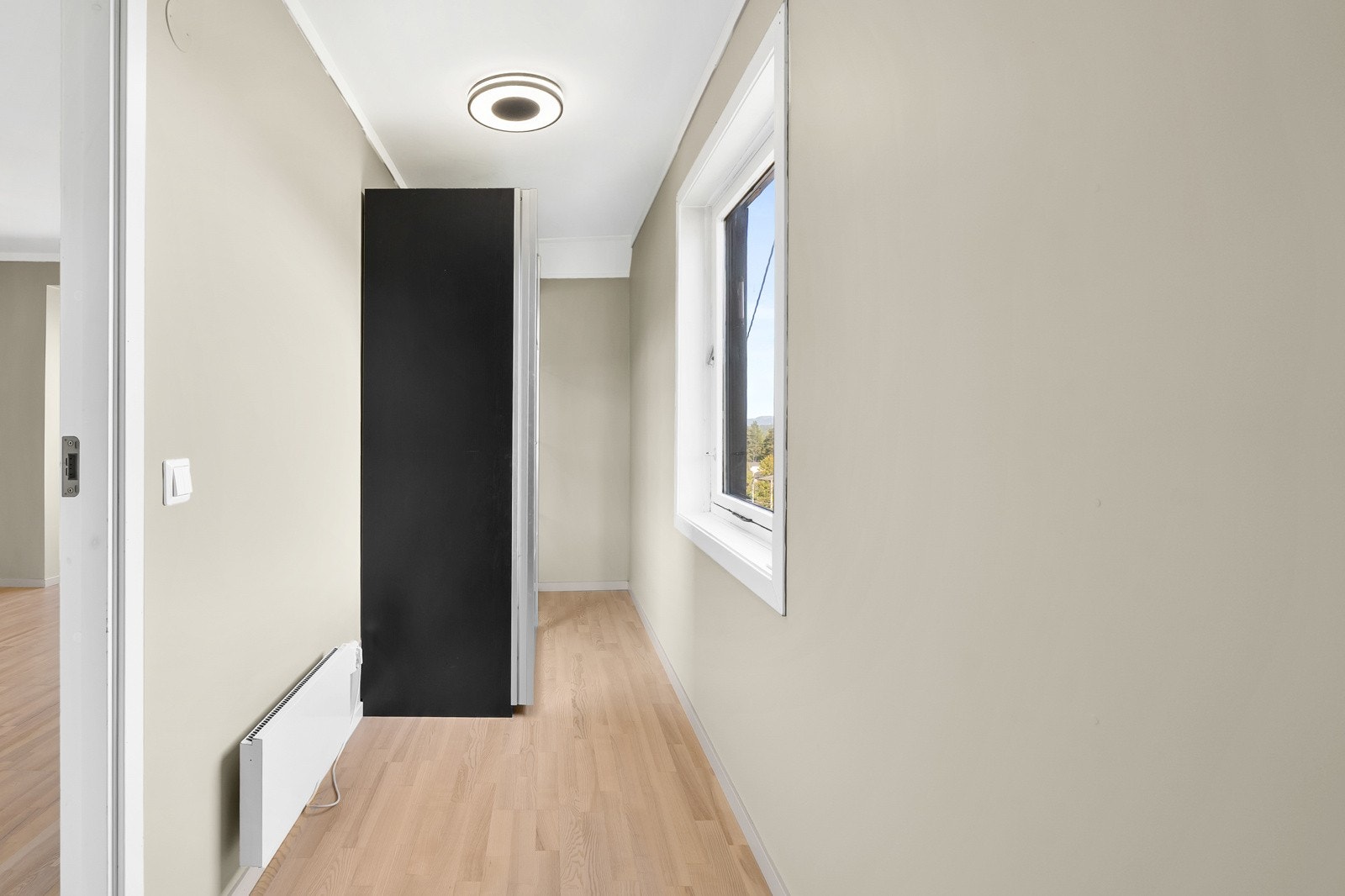 Lyst og funksjonelt rom med vindu som slipper inn dagslys. Passer som walk-in garderobe eller et lite hobbyrom. Galleribilde