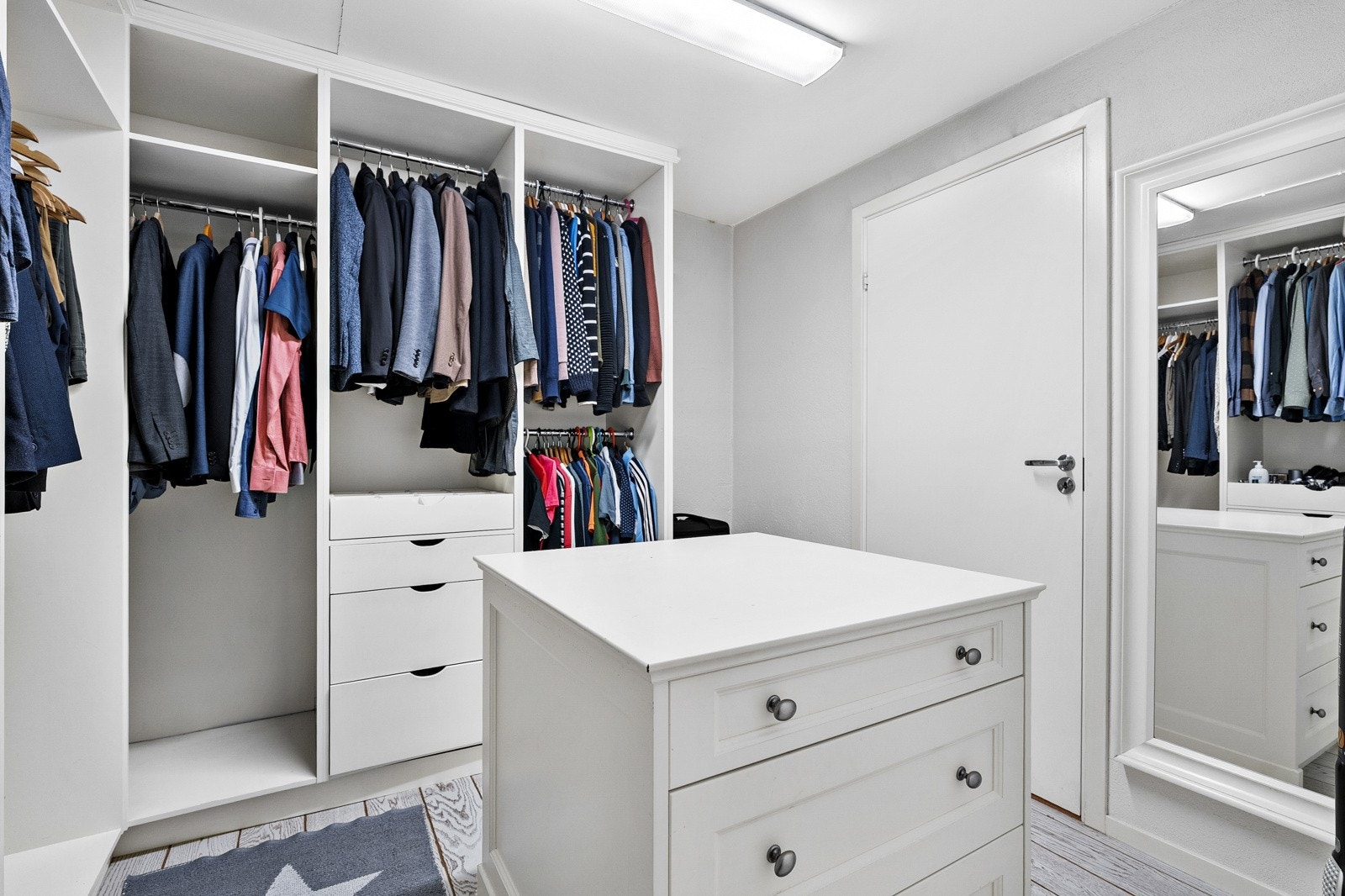 Walk-in-closet i tilknytning soverommet i underetasjen. Galleribilde