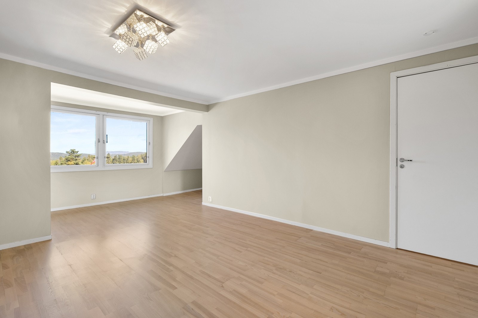 Romslig soverom med store vinduer som gir flott utsikt og rikelig lysinnslipp. Godkjent som luftstue iht byggetegninger. Galleribilde