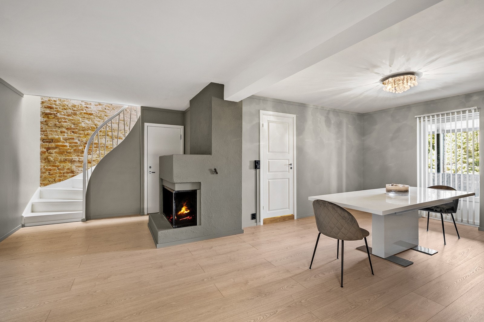 Elegant spisestue med peis som skaper en varm og hyggelig atmosfære. God plass til spisebord og sosialt samvær. Godkjent som soverom iht byggetegninger. Galleribilde