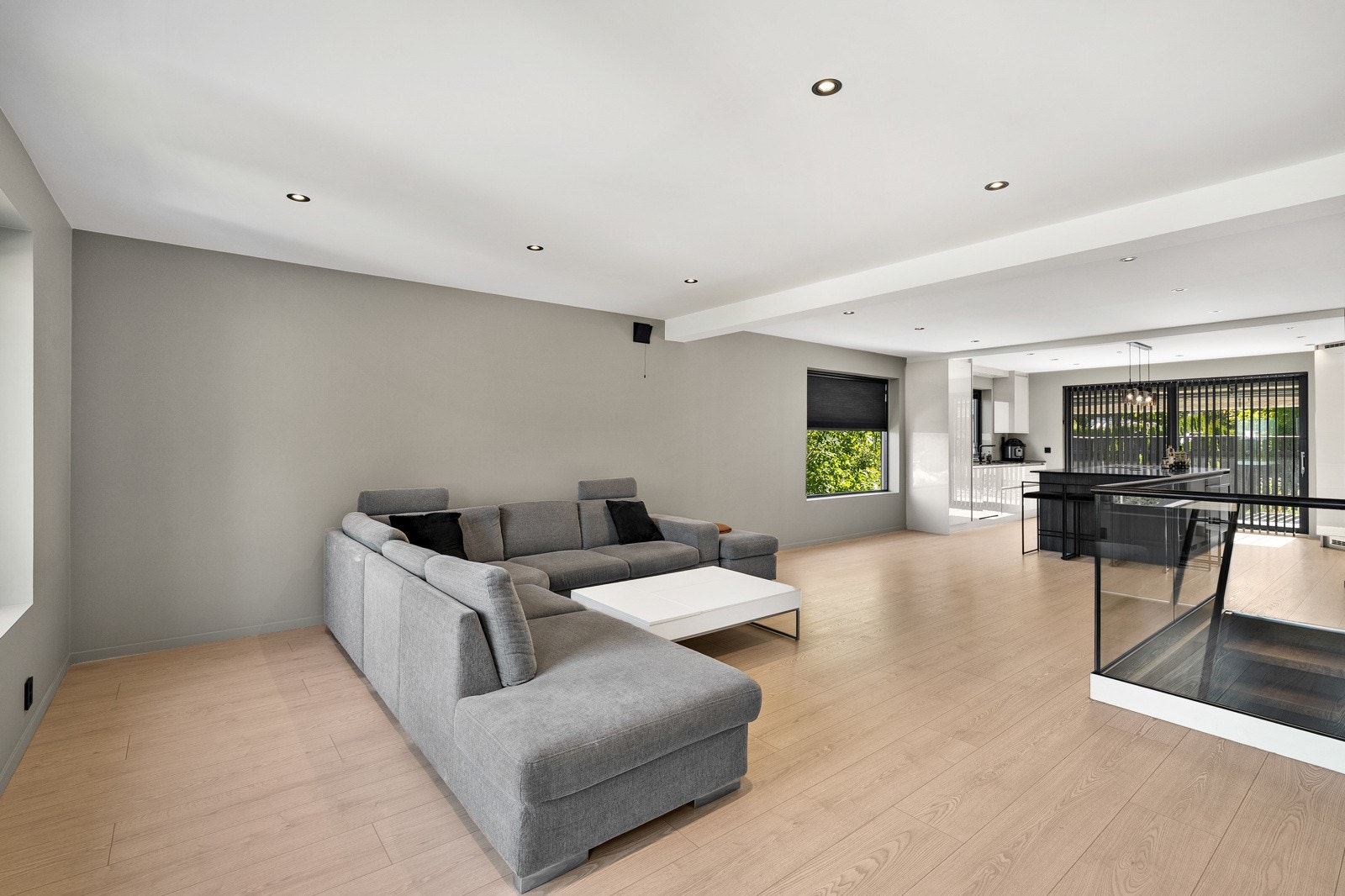 Åpen stue- og kjøkkenløsning med gjennomgående lys og god plass til både spisebord og sofakrok. Store vindusflater og moderne planløsning gir en luftig og sosial atmosfære. Galleribilde