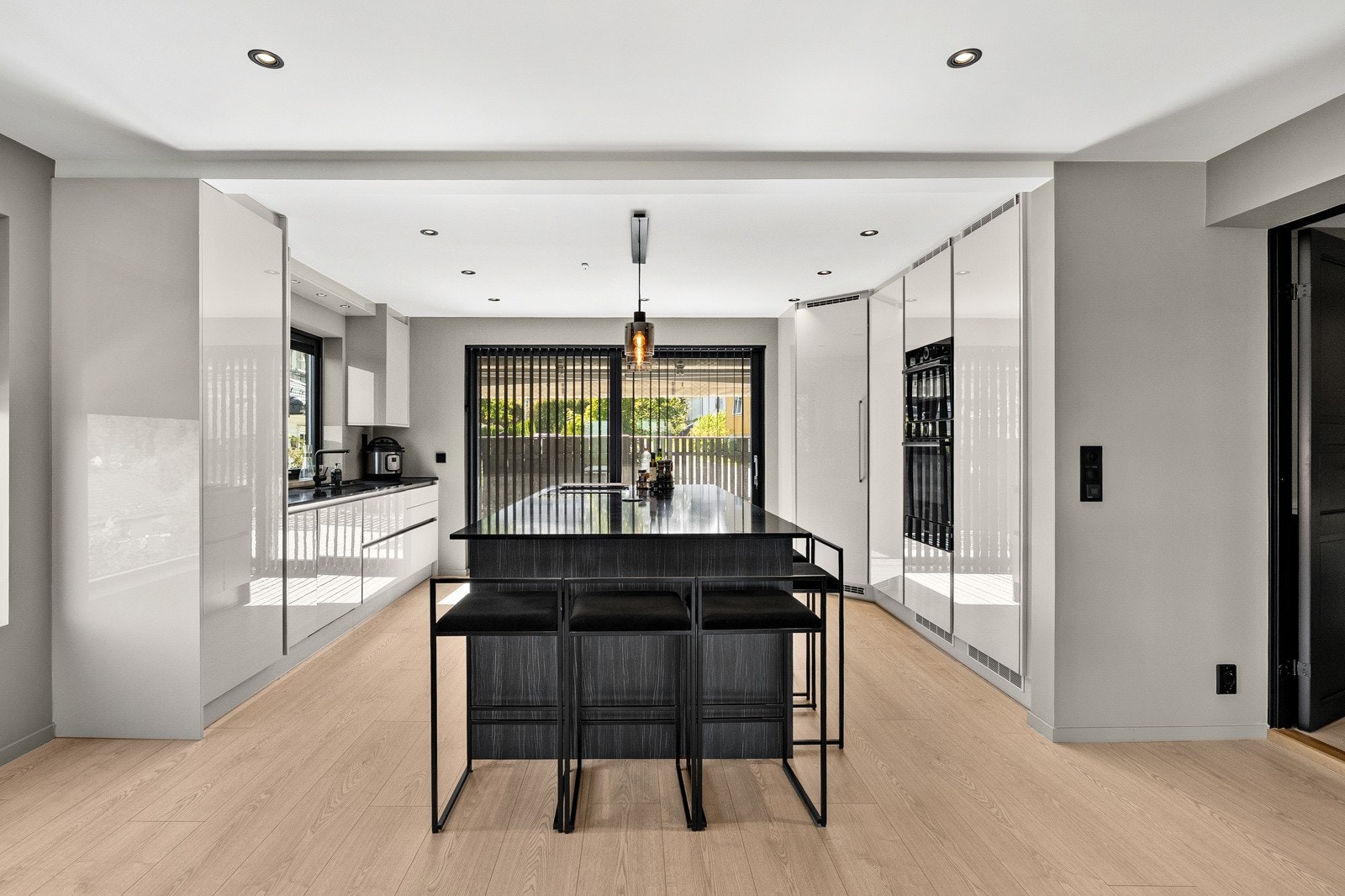 Eksklusivt kjøkken fra 2021 med stilrent design, kjøkkenøy med sitteplasser og integrerte hvitevarer. Løsningen kombinerer funksjonalitet og moderne uttrykk, perfekt for både matlaging og sosialt samvær. Galleribilde