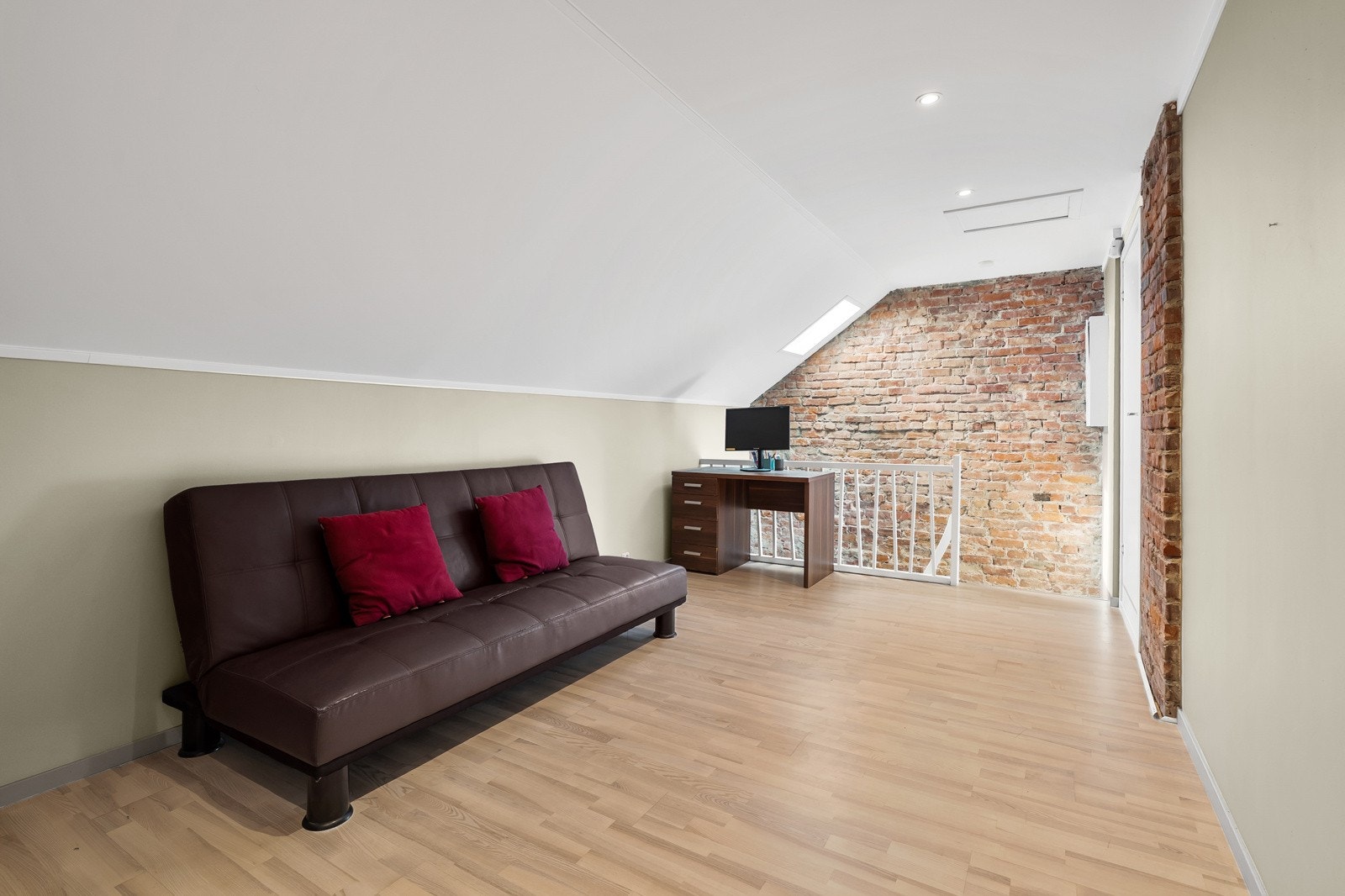 Sjarmerende loftsrom med koselig atmosfære, lune detaljer og flott murvegg. Et fleksibelt rom som enkelt kan tilpasses etter behov. Galleribilde