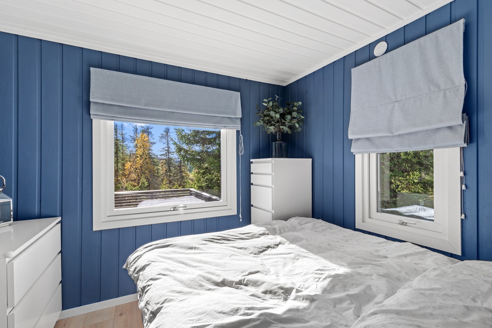 Soverommet har plass til dobbeltseng og utsikt mot naturen Galleribilde