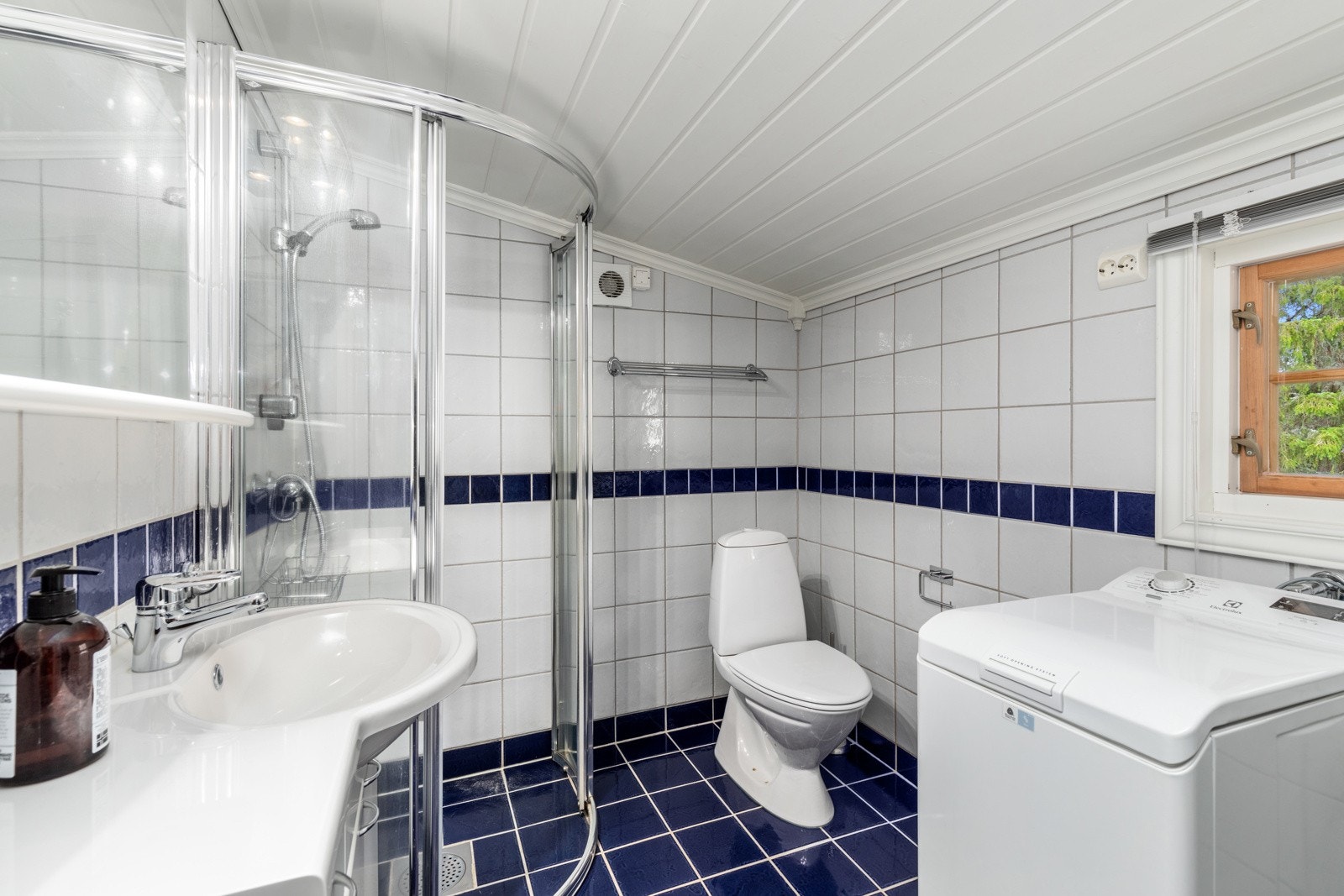 "Badet er fra ca. 2003, med flislagte overflater, gulvvarme og opplegg for vaskemaskin Galleribilde