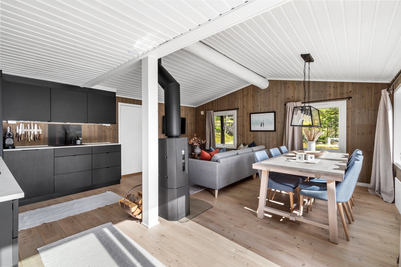 Lekkert og moderne kjøkken fra 2018, levert av Kvik, med åpen løsning mot stuen Galleribilde