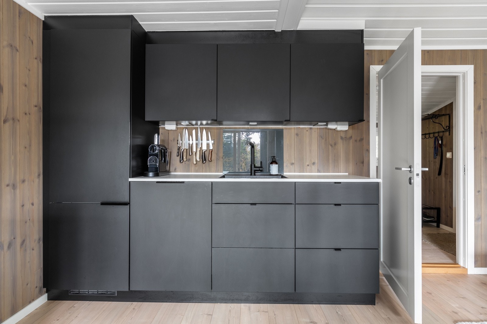 Kjøkkenet er utstyrt med integrert stekeovn, platetopp, oppvaskmaskin og kjøleskap med fryser Galleribilde