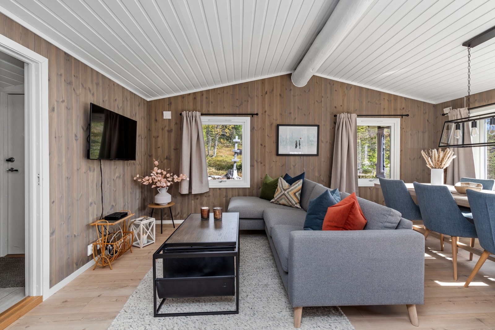 I stuen er veggene kledd med beiset trepanel, mens himlingen har malt trepanel Galleribilde