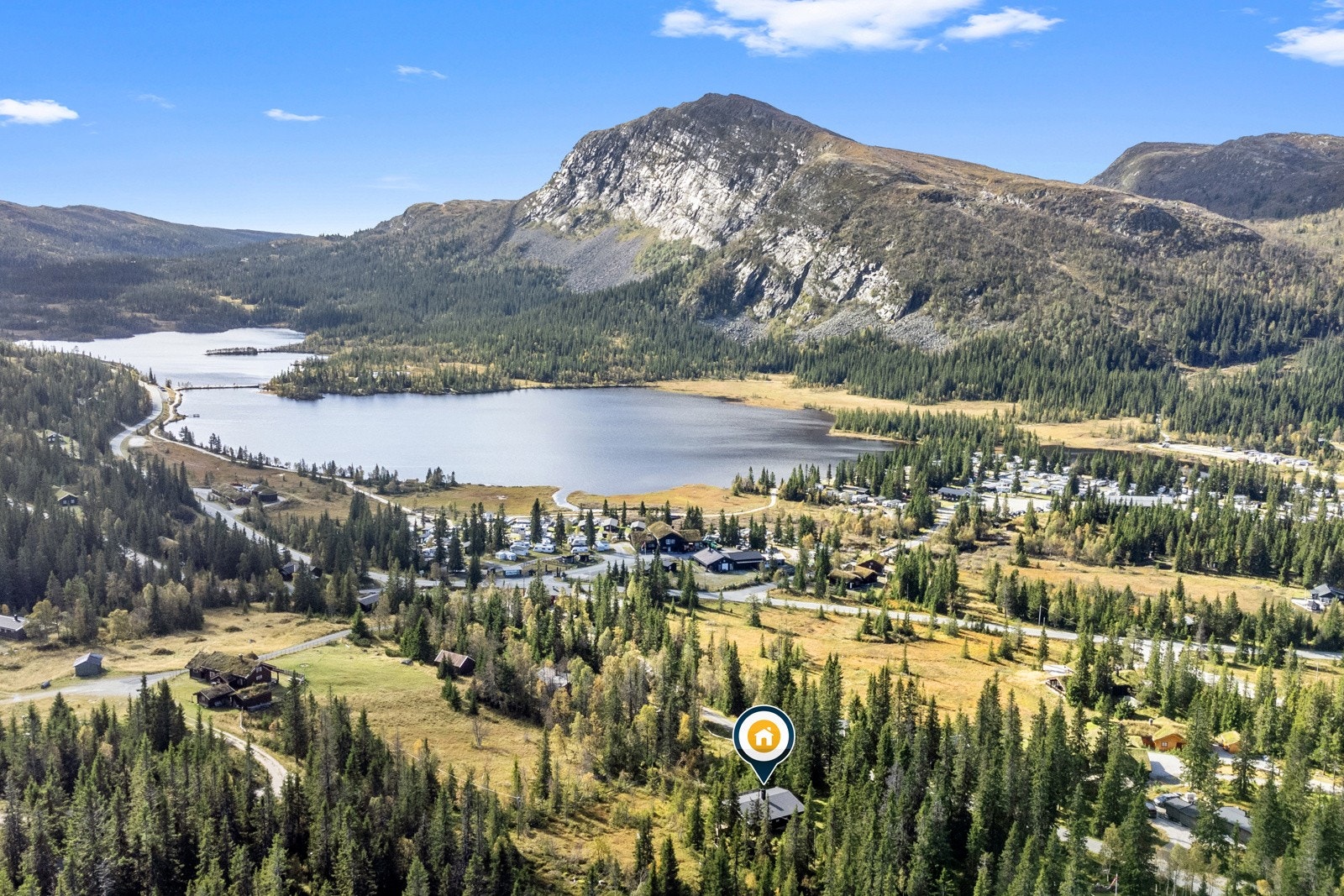 Hytten ligger svært sentralt på Haglebu med kort vei til Skisenteret, langrennsløyper og Haglebu Fjellstue Galleribilde