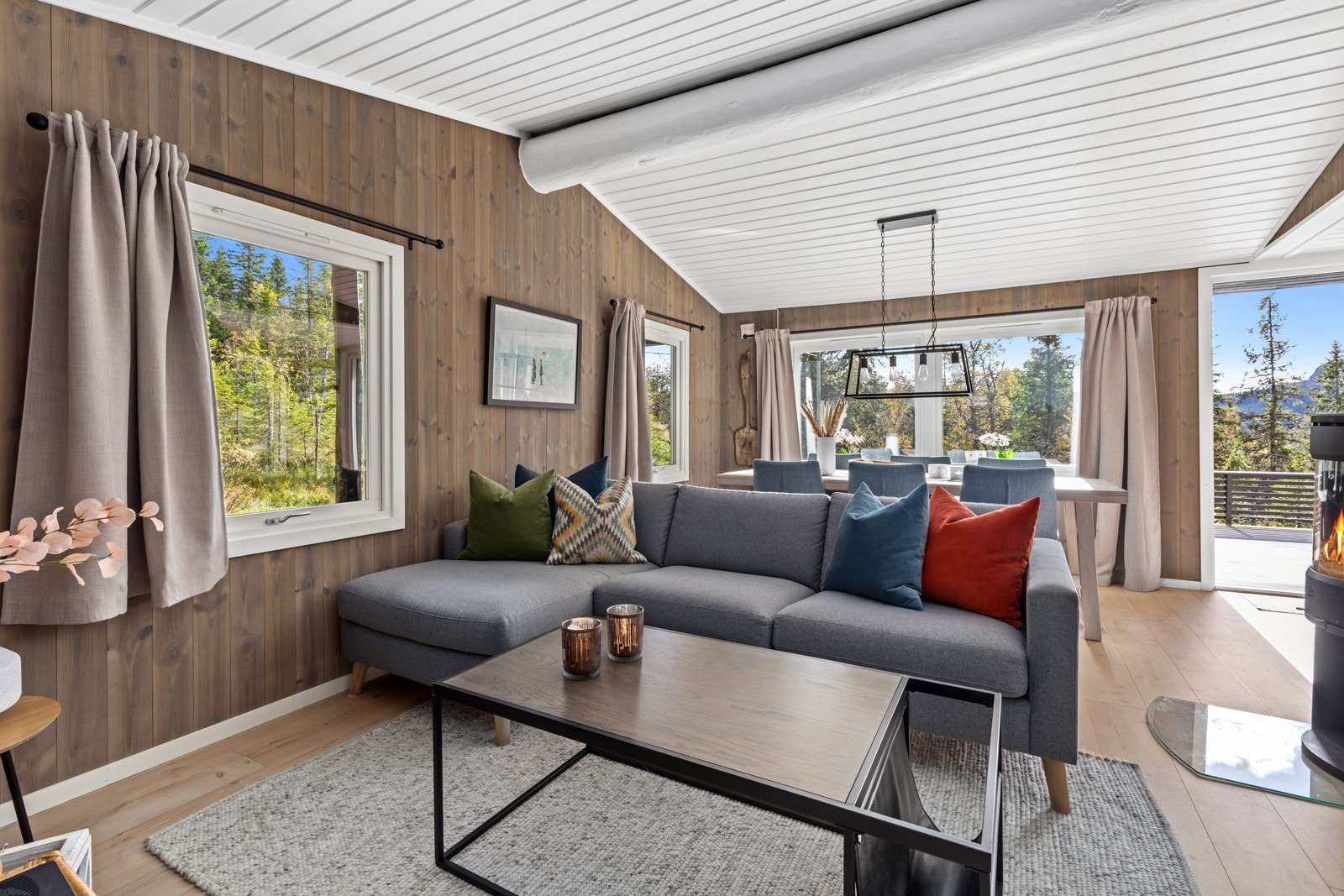 Fra stuen kan du nyte en flott utsikt! Galleribilde