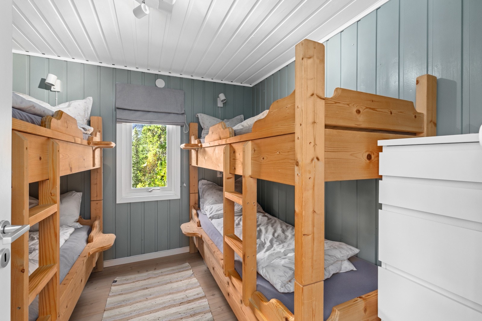 Soverom nr. 2 er praktisk innredet med fire sengeplasser, perfekt for familien eller gjester Galleribilde