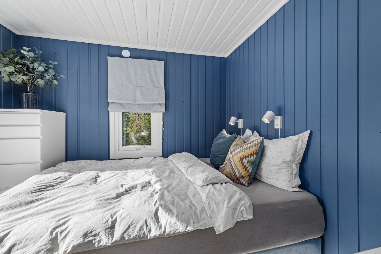 Soverom nr. 1 er malt i en delikat blå tone Galleribilde