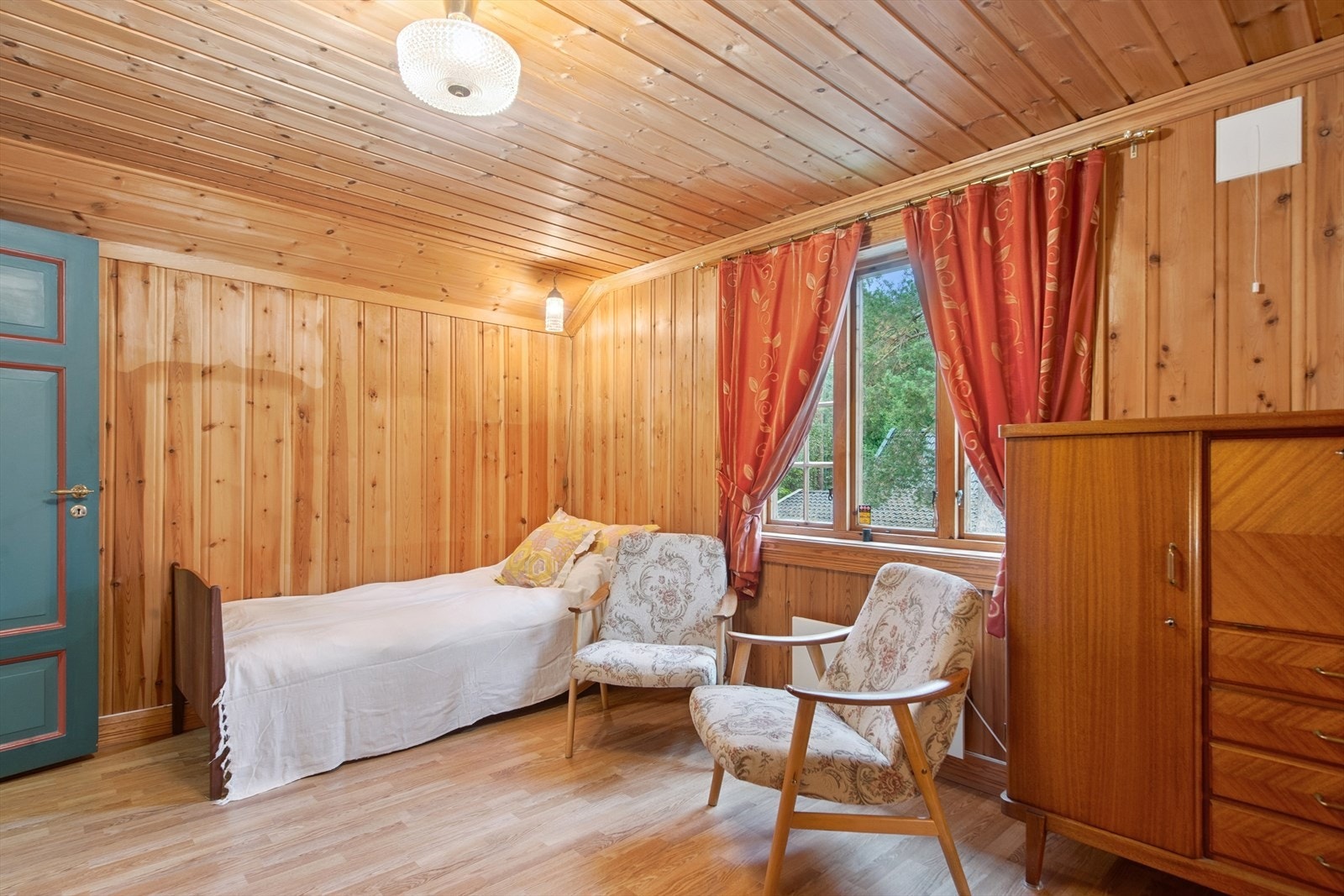 Soverom 2 i andre etasje. Vinduene i rommet slipper inn godt med dagslys. Galleribilde