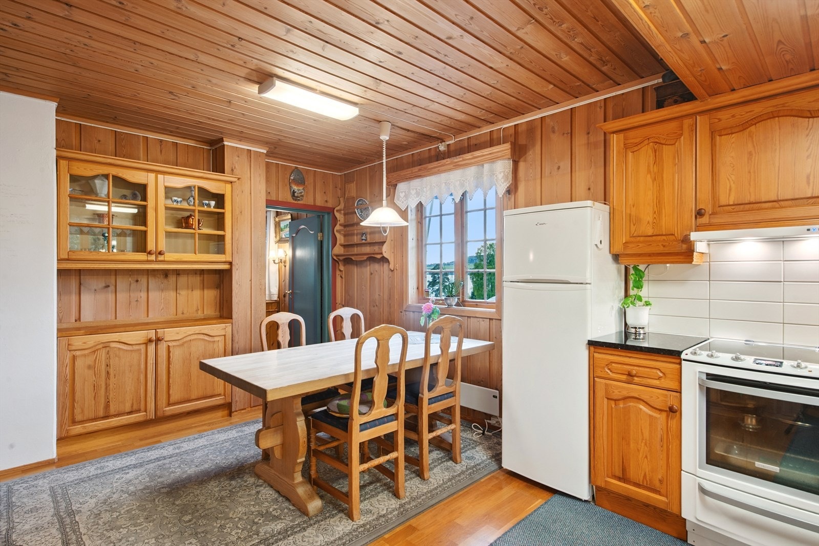 Kjøkkenet er utstyrt med kjøkkenventilator med avtrekk ut og har opplegg for oppvaskmaskin. Galleribilde