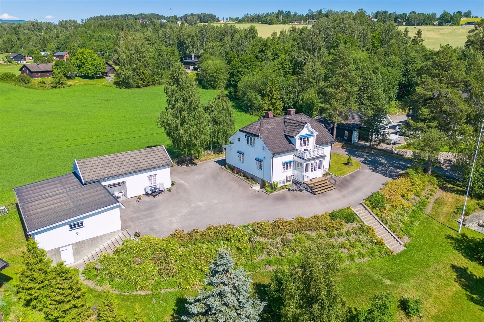 Eiendommens sjarm fremhever seg med velholdt arkitektur, balkong over innglasset veranda og en romslig tomt. Galleribilde