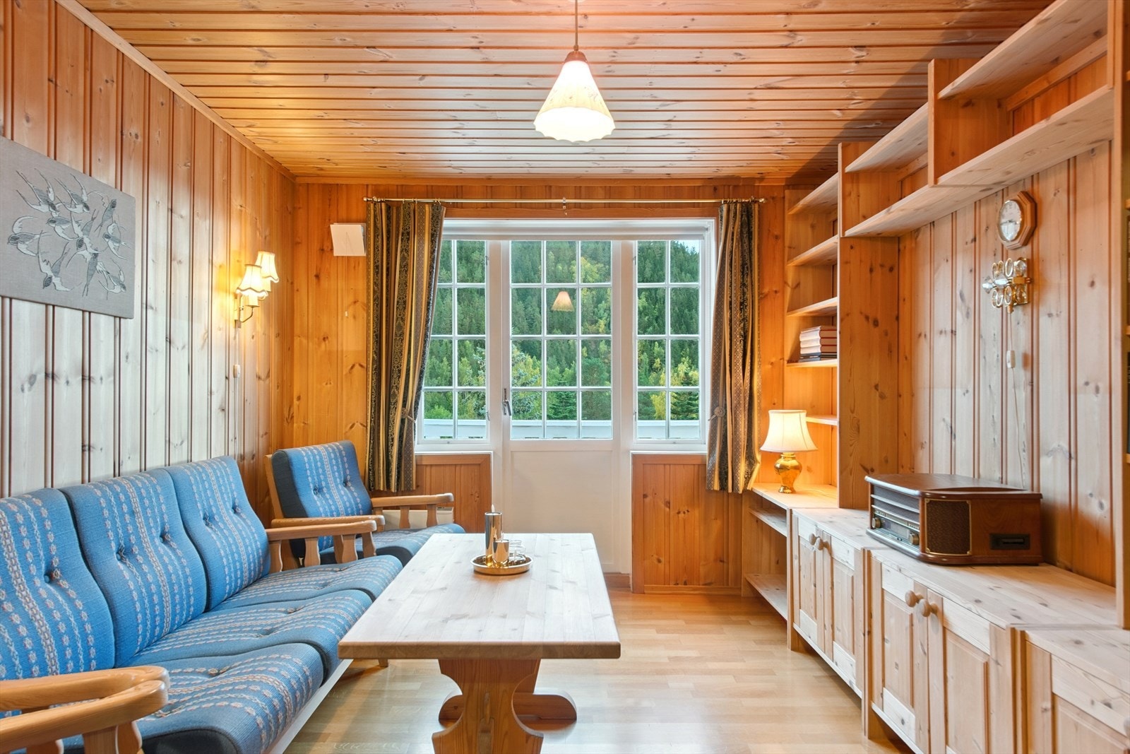 Soverom 1 i andre etasje med utgang til en solrik balkong. Rommet benyttes i dag til en ekstra stue, men er også perfekt som soverom. Galleribilde