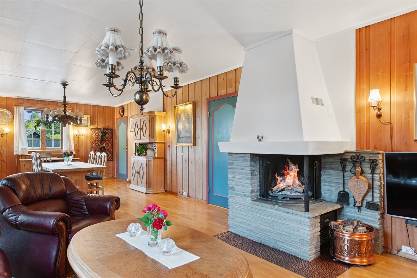 Den murte peisen i stuen gir en lun atmosfære og er en sentral varmekilde. Galleribilde