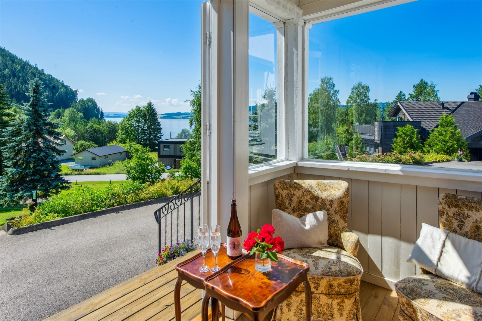 Herfra har man en fin utsikt over nærområdet og ned mot Mjøsa. Galleribilde