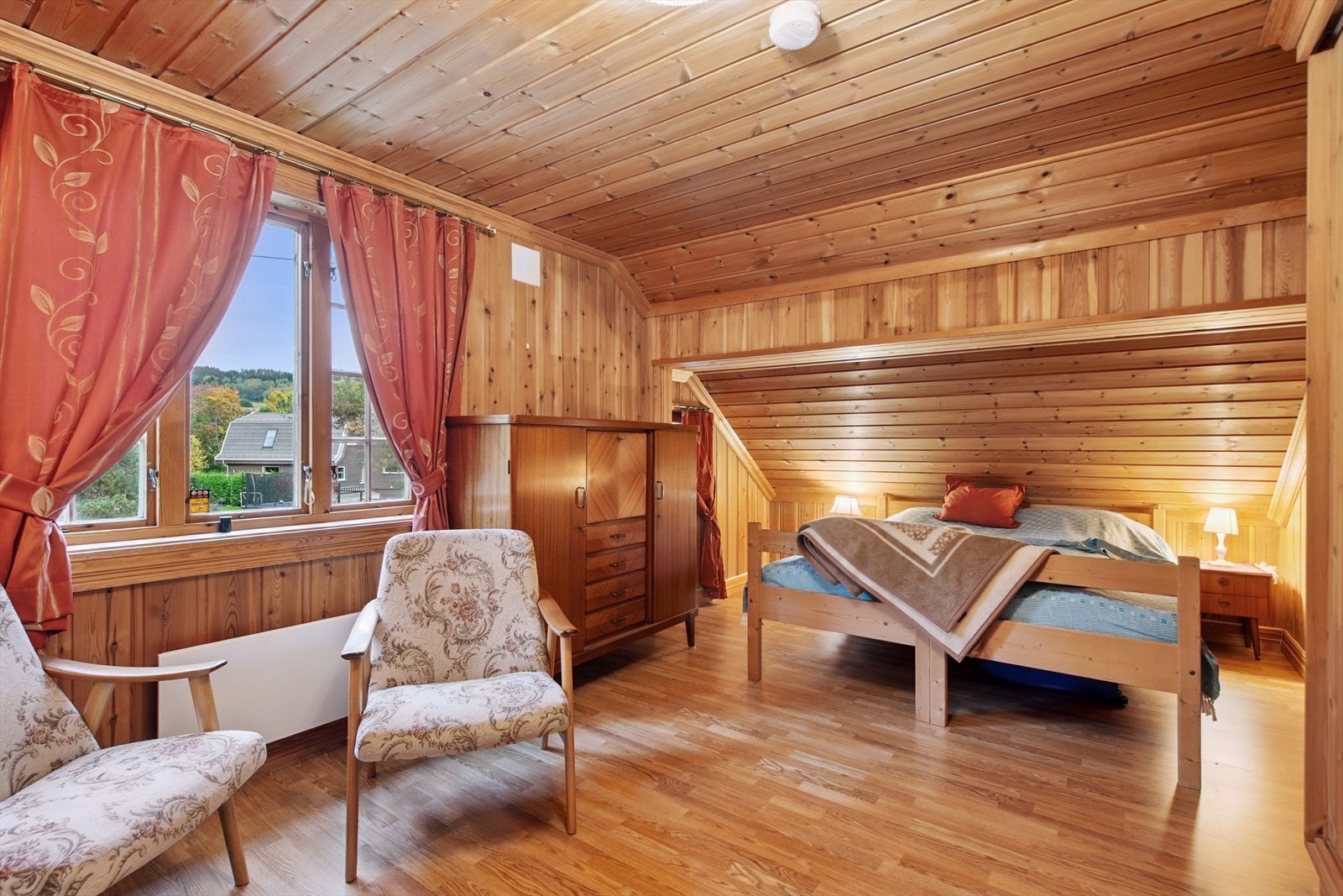 Soverom 2 i andre etasje med plass til både seng og sittegruppe. Galleribilde