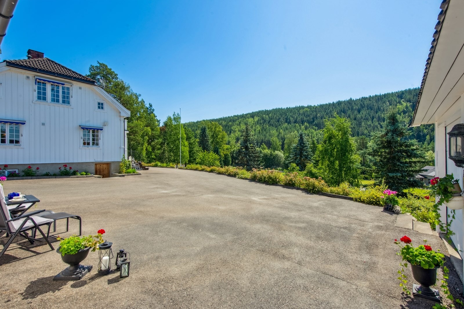 Stor asfaltert gårdsplass gir et flott og ryddig uttrykk. Galleribilde