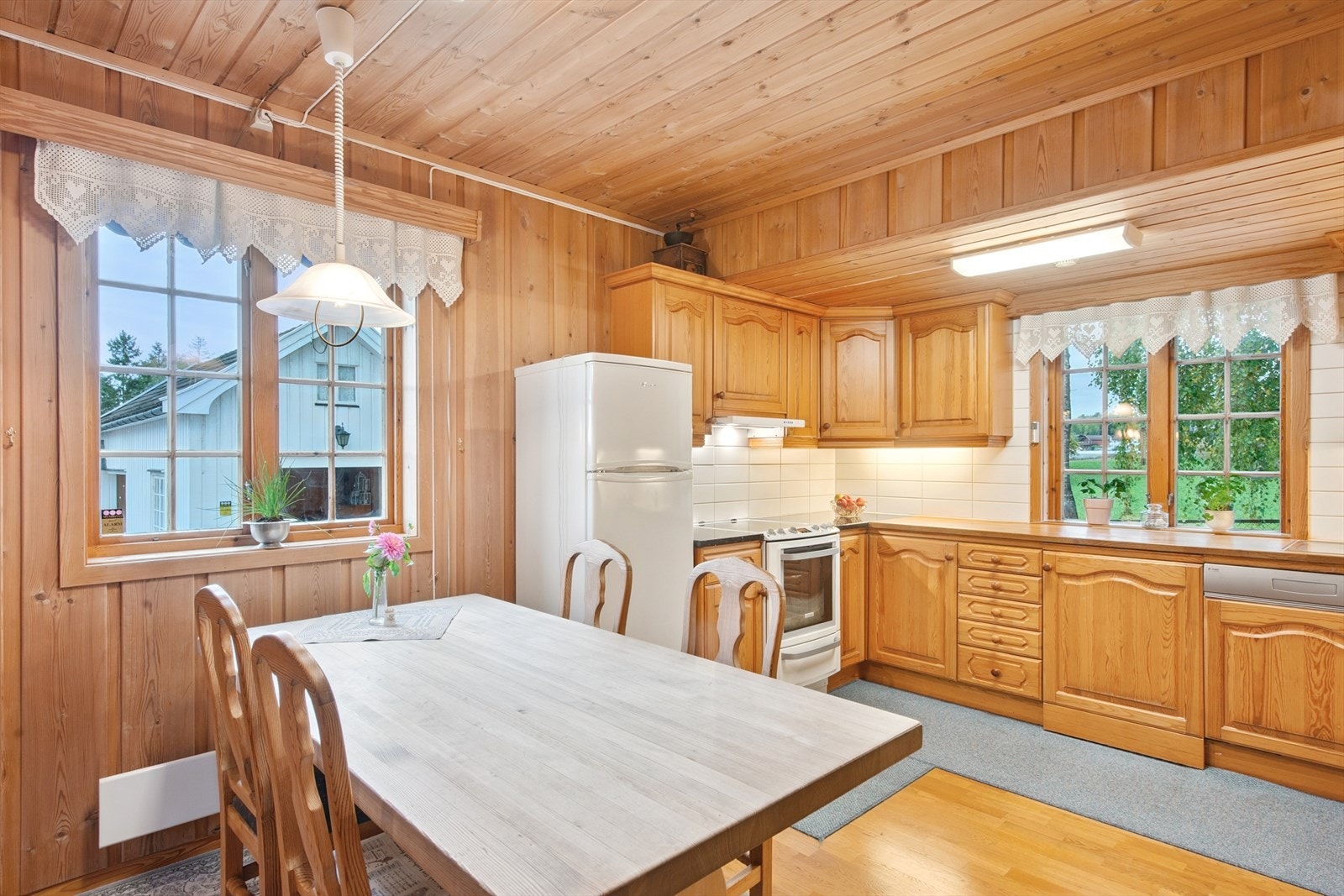 Kjøkkenet har rikelig med plass til en hyggelig spiseplass for familien. Galleribilde