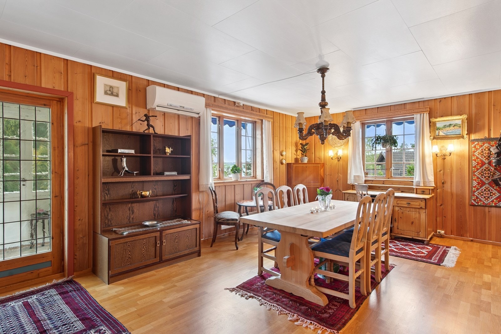 God plass til en koselig spisestue. Galleribilde