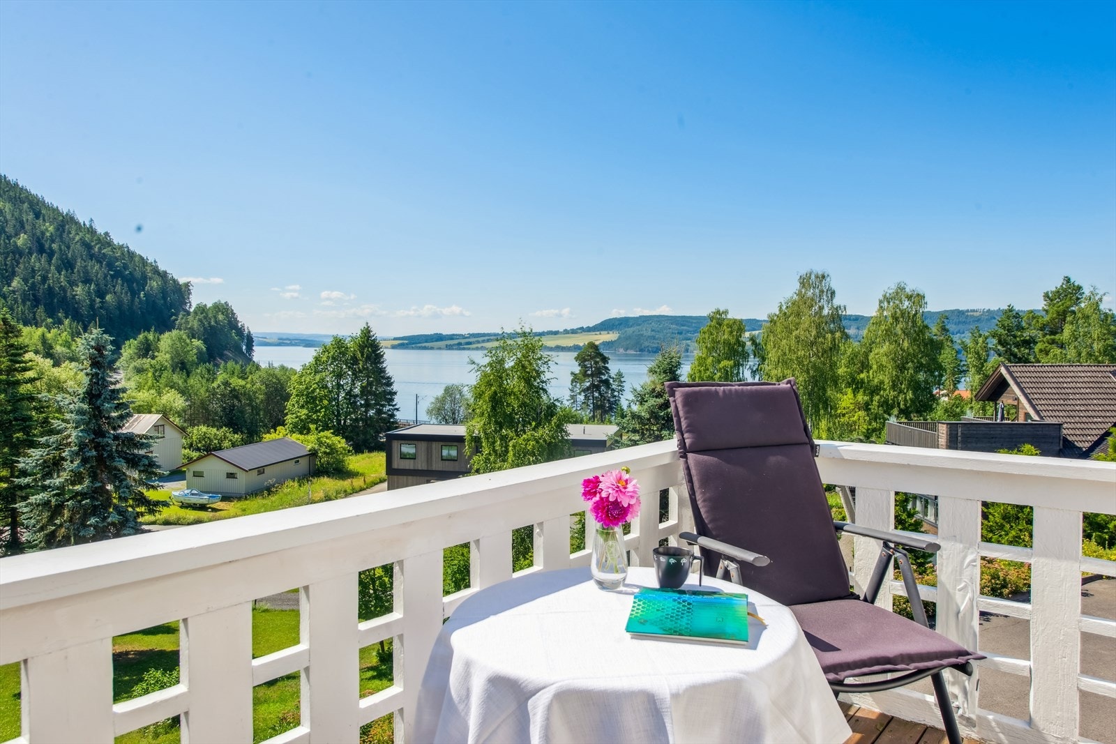 Balkongen gir en privat uteplass med vidstrakt utsikt over Mjøsa. Galleribilde