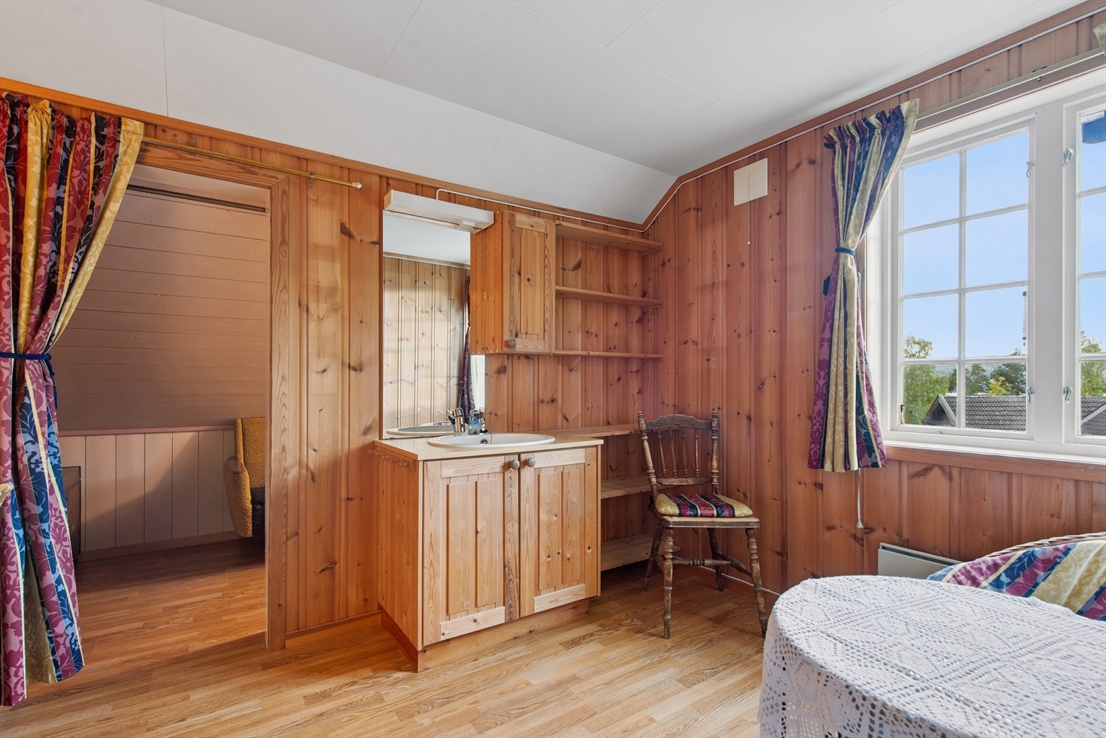 Soverom 3 i andre etasje kan enkelt innredes som soverom eller kontor. Praktisk bo i bakkant. Rommet har en praktisk servant. Galleribilde