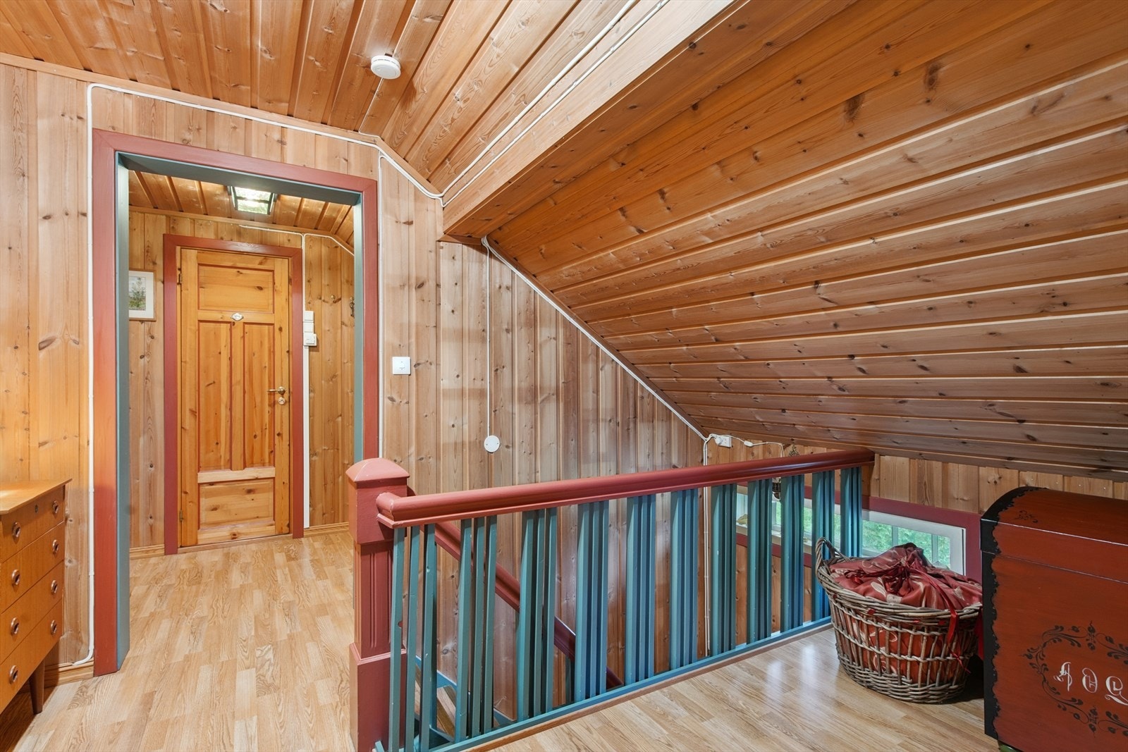 Detaljer som de malte dørkarmene og trapperekkverket gir boligen særpreg. Galleribilde