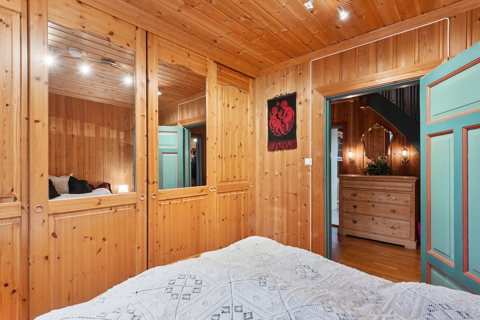 Soverom i 1. etasje med skyvedørsgarderobe på hele langveggen. Galleribilde