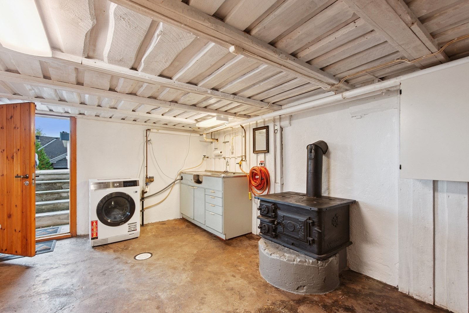 Vaskerom i kjeller. Kjelleren har også biinngang. Galleribilde
