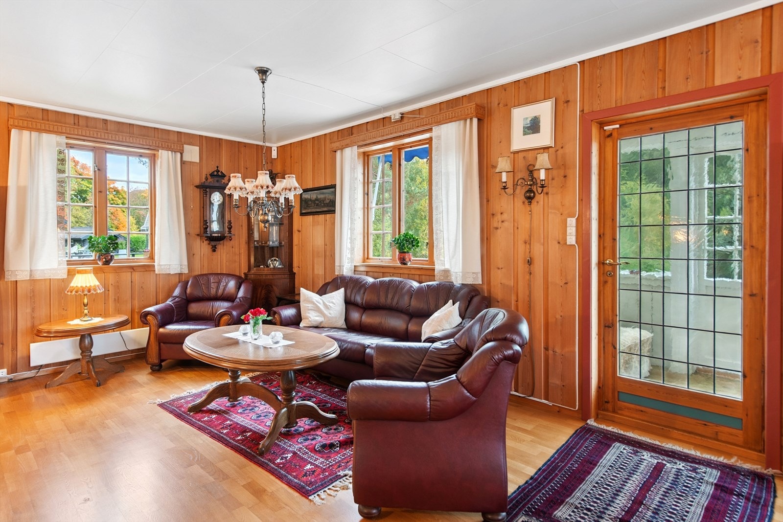 Fra stuen er det direkte utgang til den innglassede verandaen, som utvider oppholdsarealet. Galleribilde