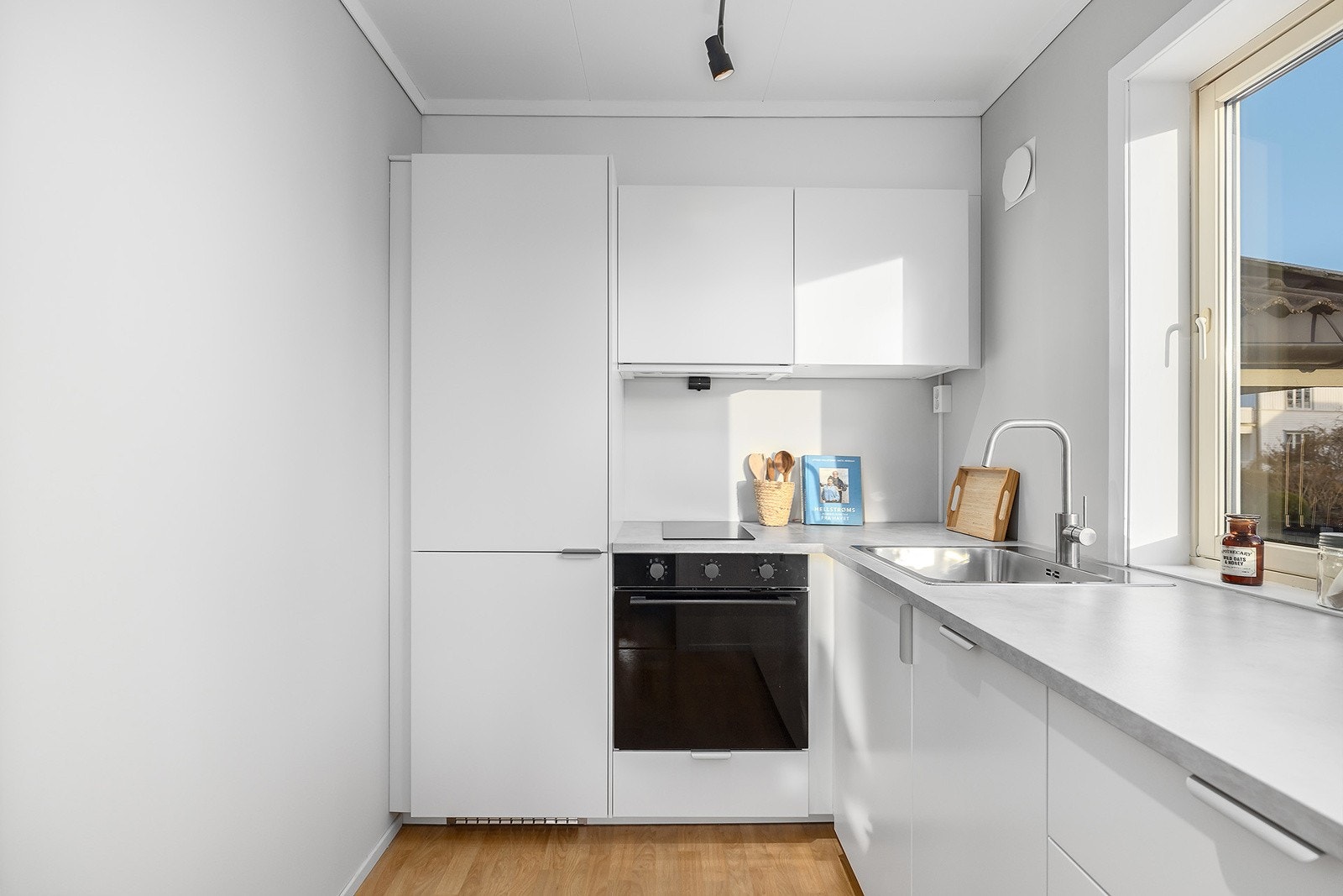 Helt nytt kjøkken med integrerte hvitevarer Galleribilde